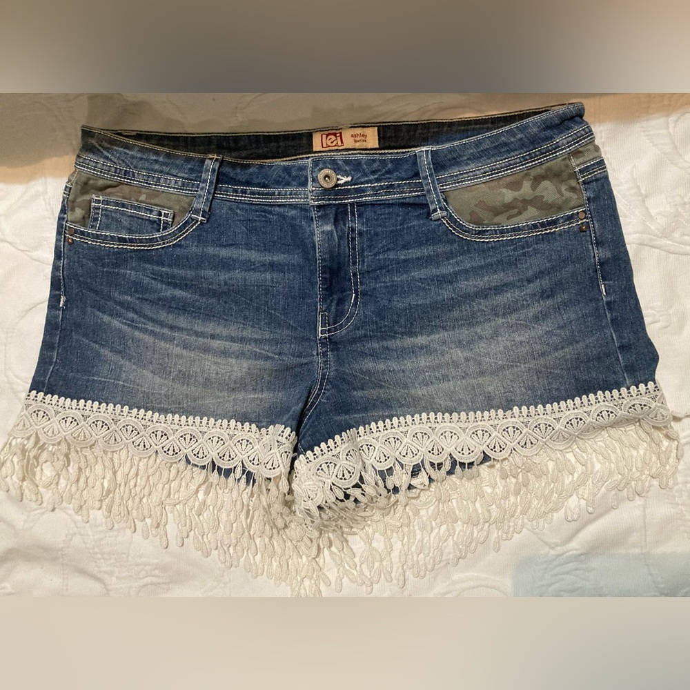 l.e.i. Shorts with white trim